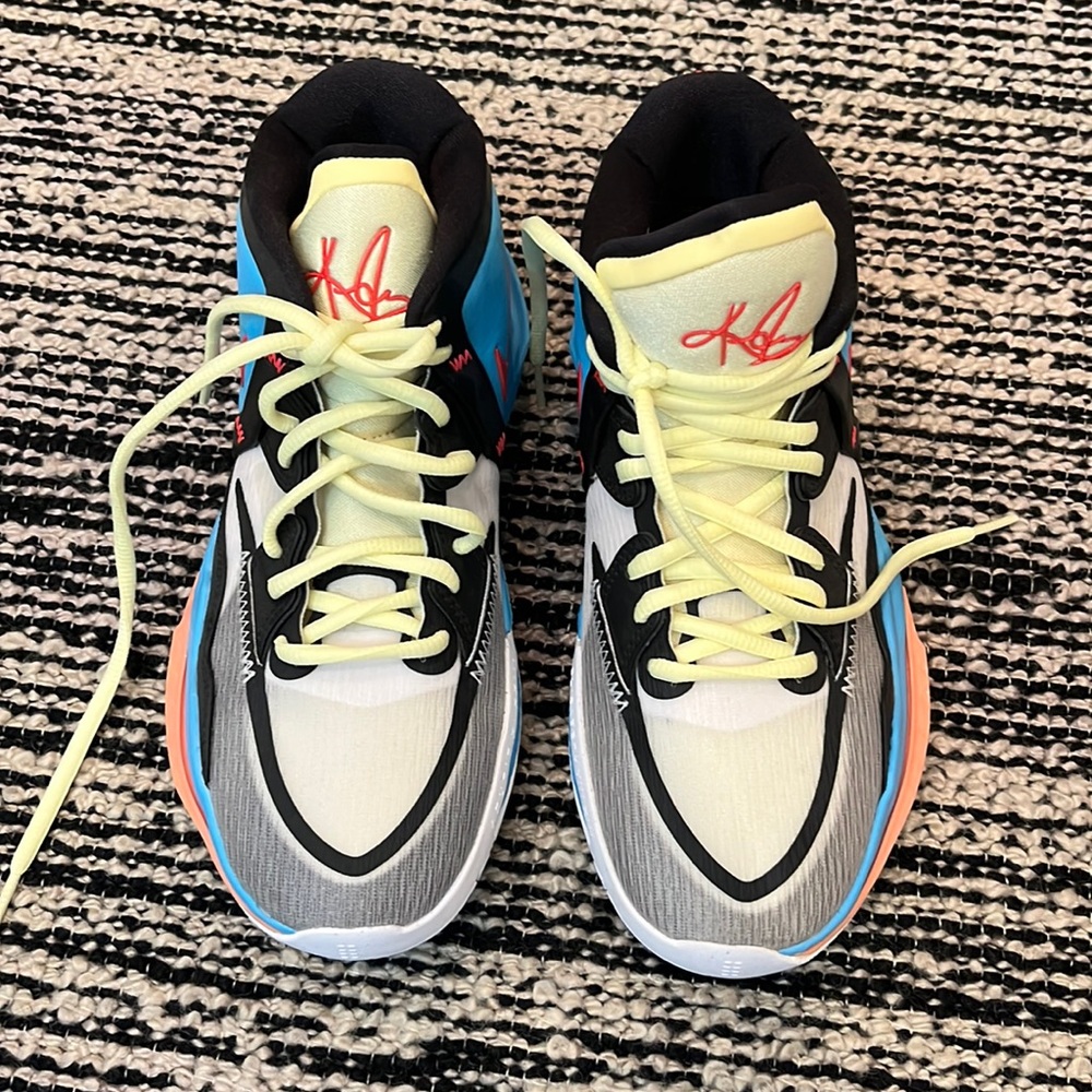 Nike boys Kyrie basketball shoes. Size 5Y. Never worn!